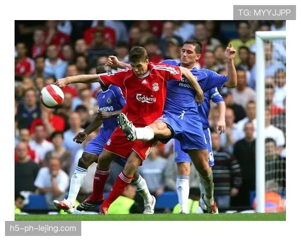 杰拉德与斯科尔斯在中场组织上展现分散和集中驱动趋势