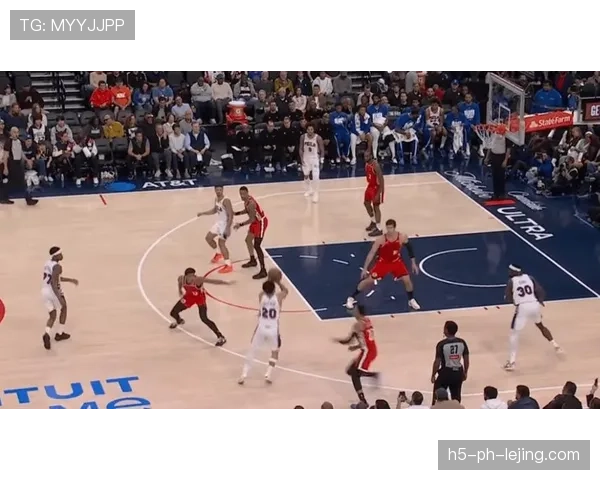 巴恩斯通过无球跑动对比队友，提升球队三分空间拉开效果